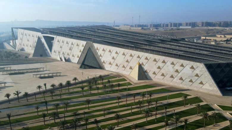 вид сверху со стороны входа Grand Egyptian Museum