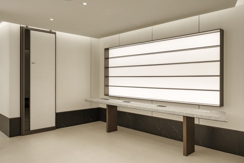 витрина и экран на стене Junohair