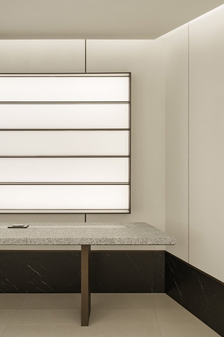 витрина и экран на стене Junohair