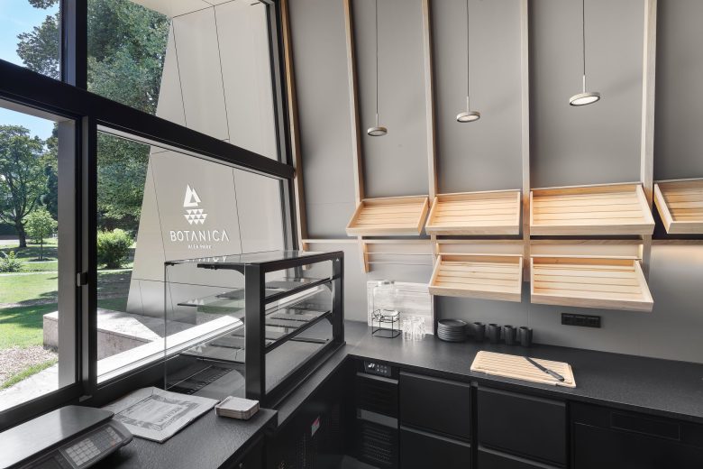 витрины внутри павильона BOTANICA ALEA PARK