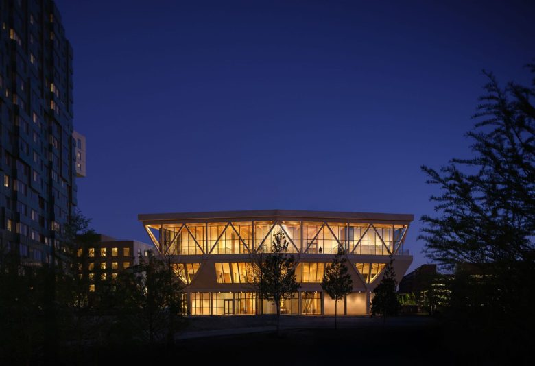 здание David Rubenstein вид с улицы вечер
