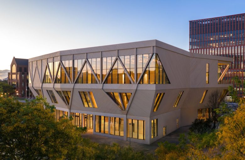 общий вид здания David Rubenstein с улицы