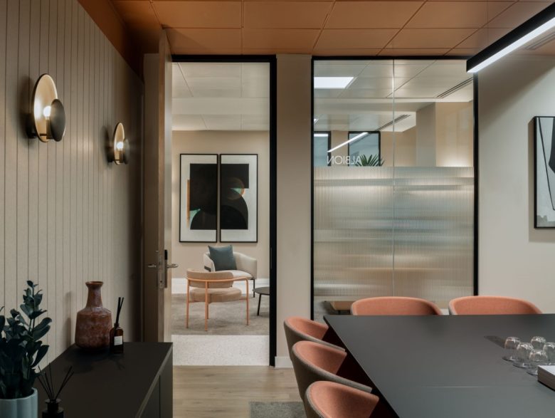 выход из кабинета совещаний Orega Broad Gate Offices