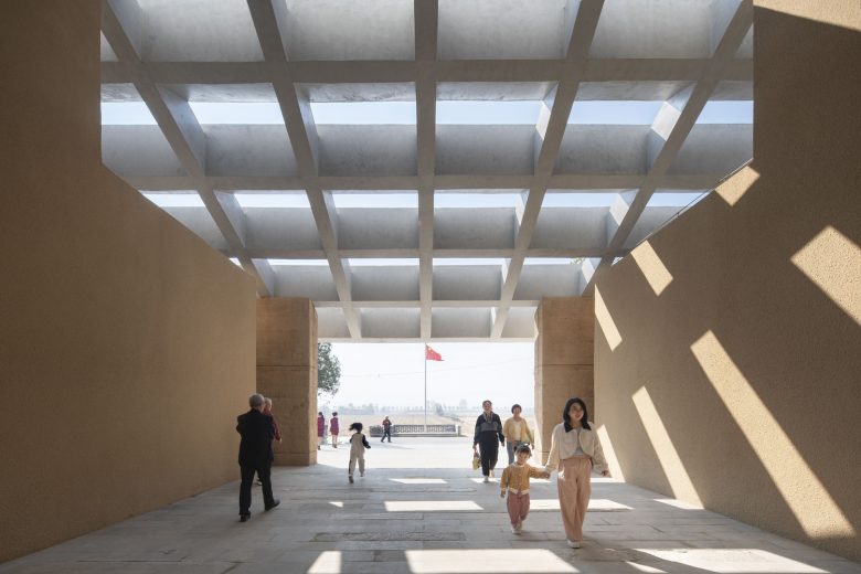 выход из здания Revitalization of The Relic Site of Yongle Palace