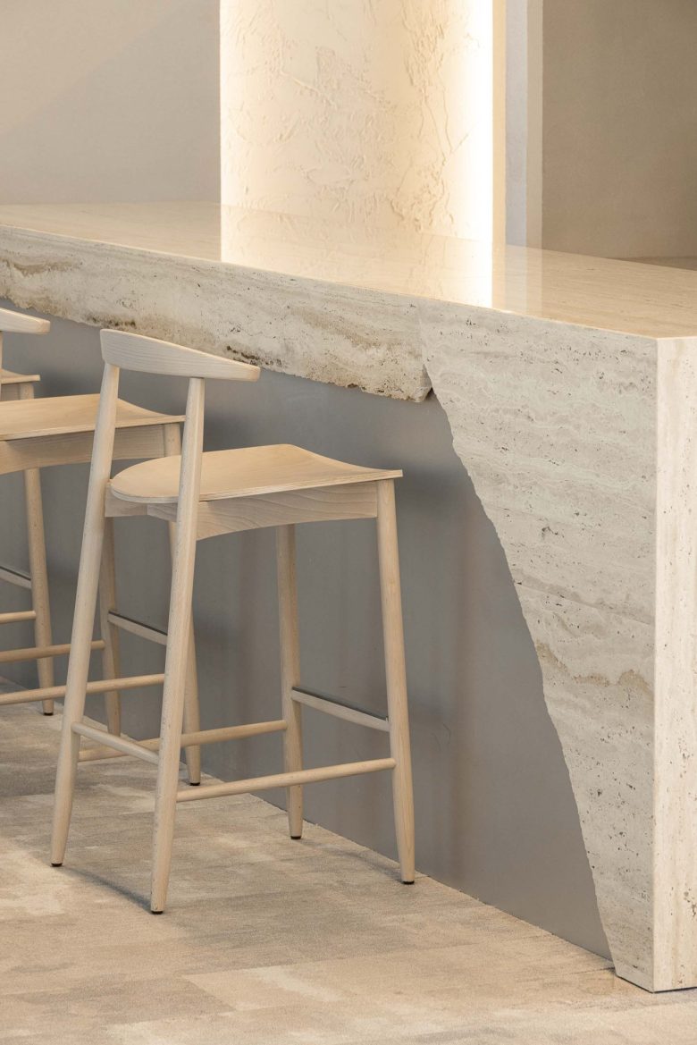 высокий стол и стулья Oporto MAZARS offices