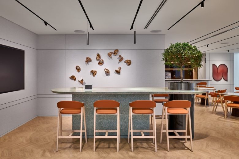 высокий стол со стульями One Za’abeel Offices