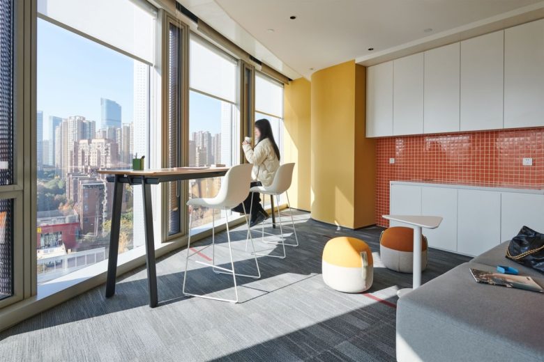 высокий стол у окна China Merchants Securities Office