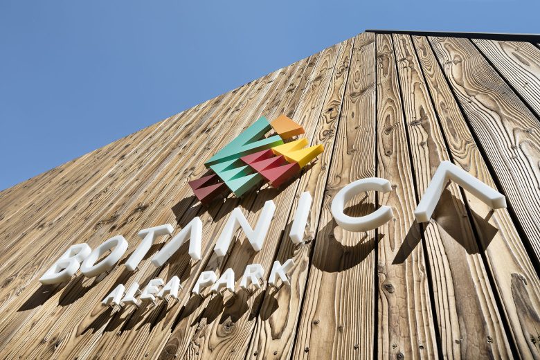 вывеска на стене с улицы BOTANICA ALEA PARK