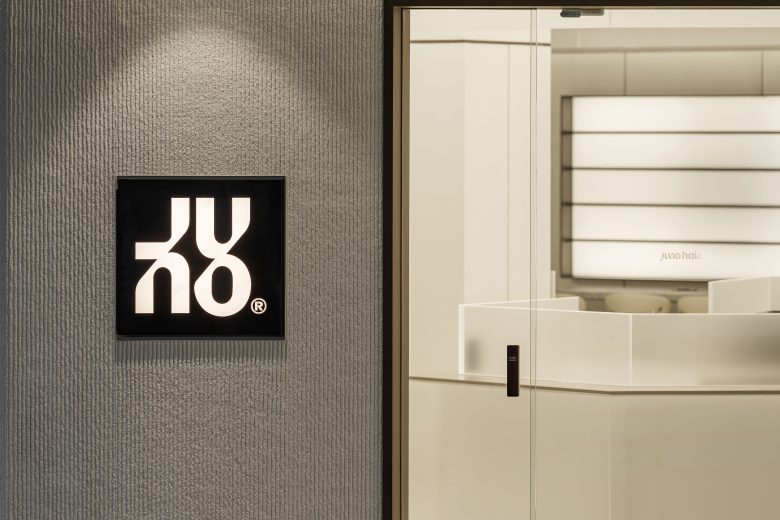 вывеска на стене Junohair