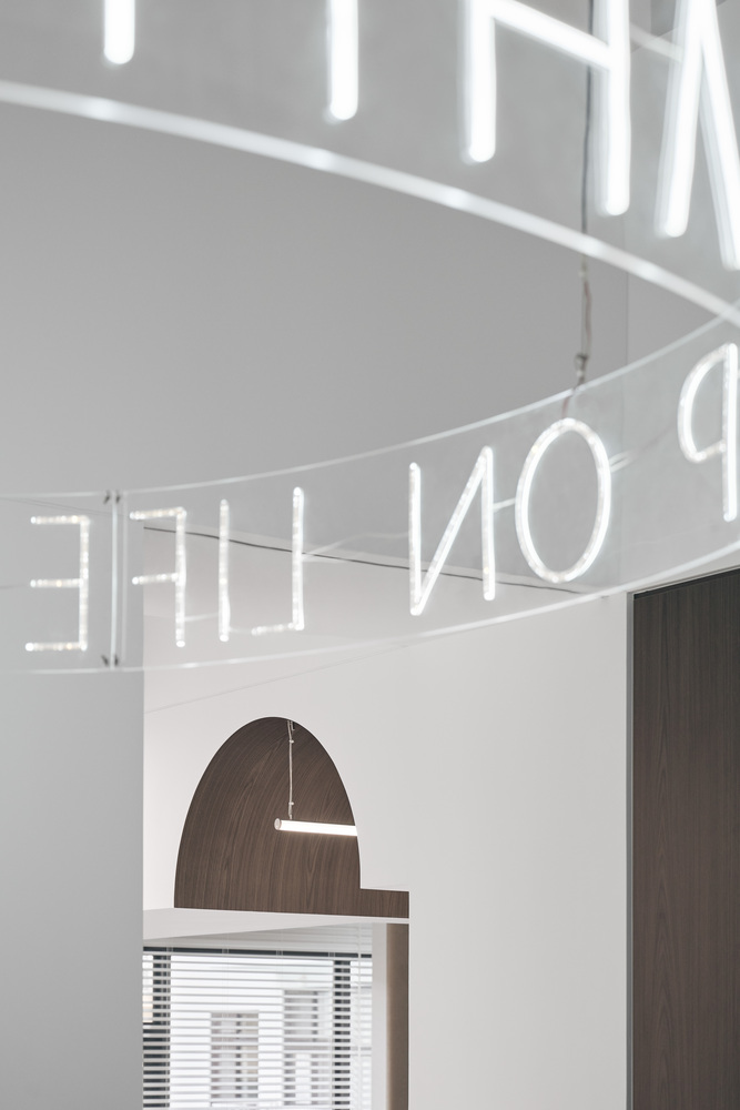 вывеска в обеденной зоне Traces of Light