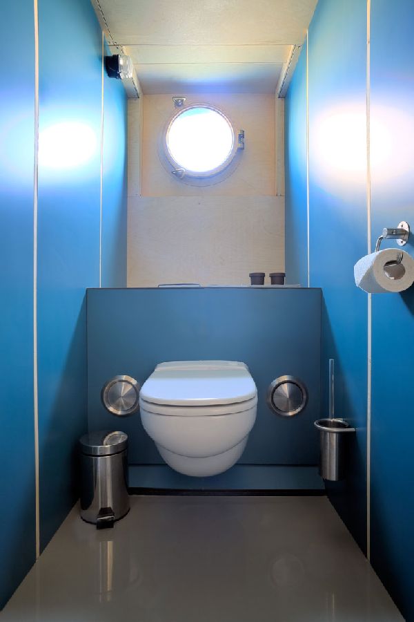 Яхта Qrooz: простой туалет в голубых тонах