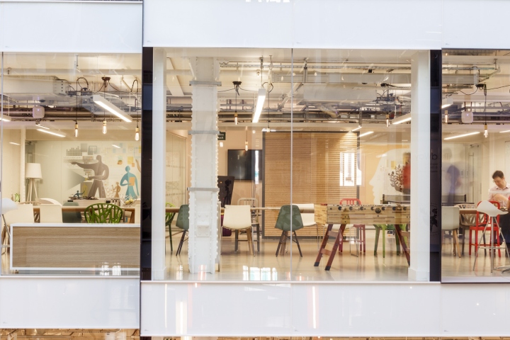 Яркие цвета в интерьере офиса в Лондоне, Великобритания: зона отдыха