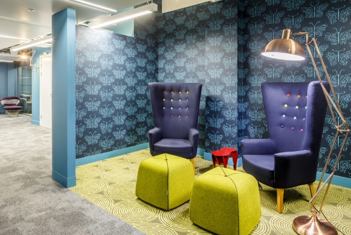 Яркие цвета в интерьере офиса в Лондоне, Великобритания: необычная зона отдыха
