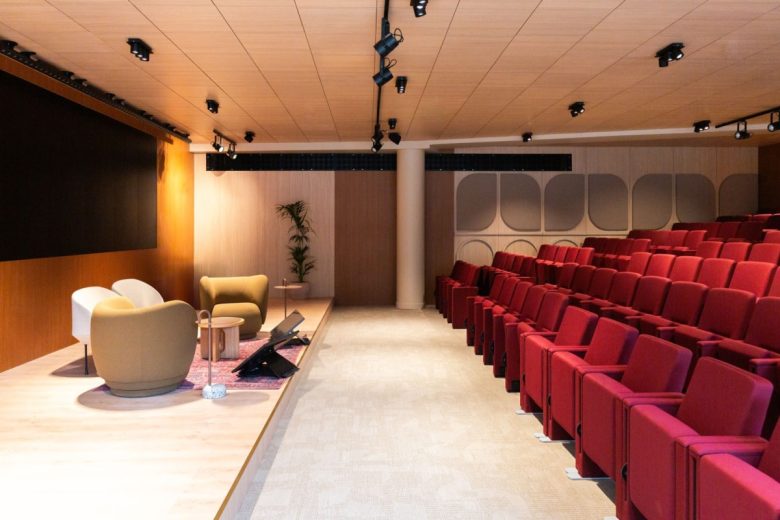 зал для переговоров с креслами Nexity