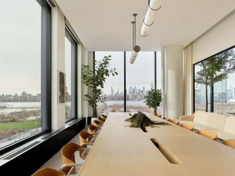 зал для совещаний с длинным столом и большими окнами amika Offices