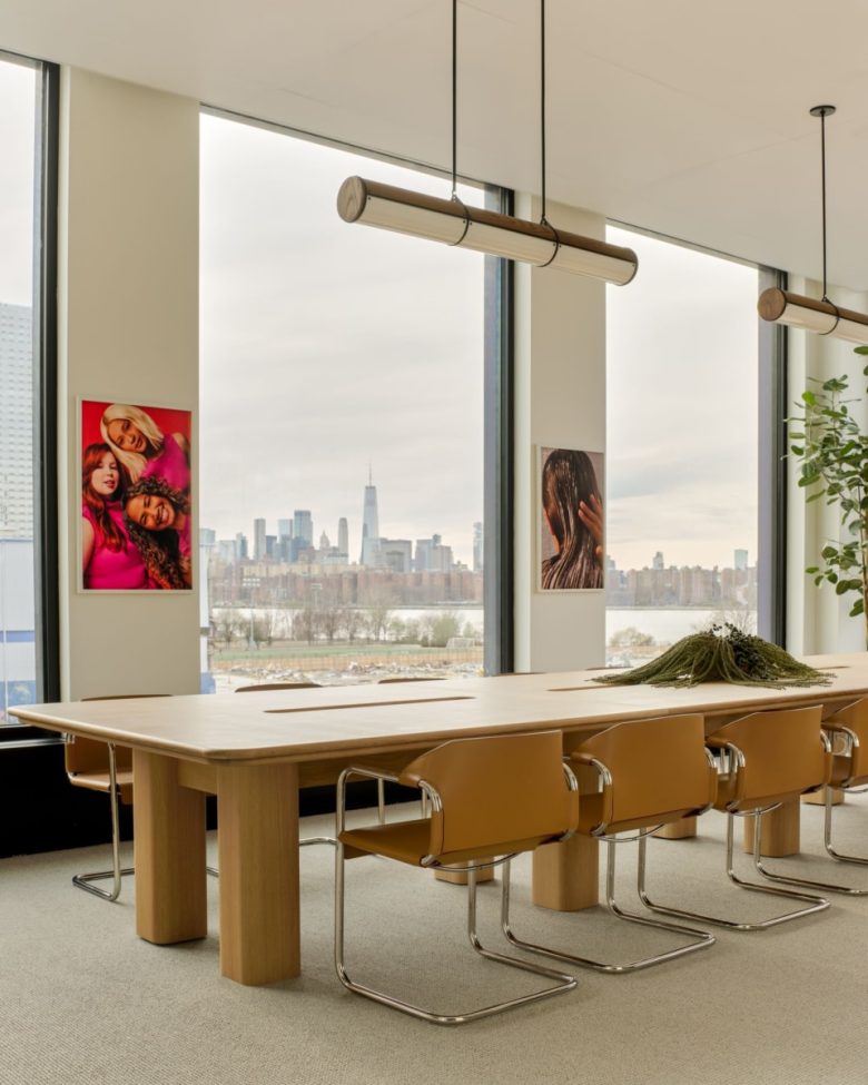 зал для совещаний с длинным столом и фактурными стульями amika Offices