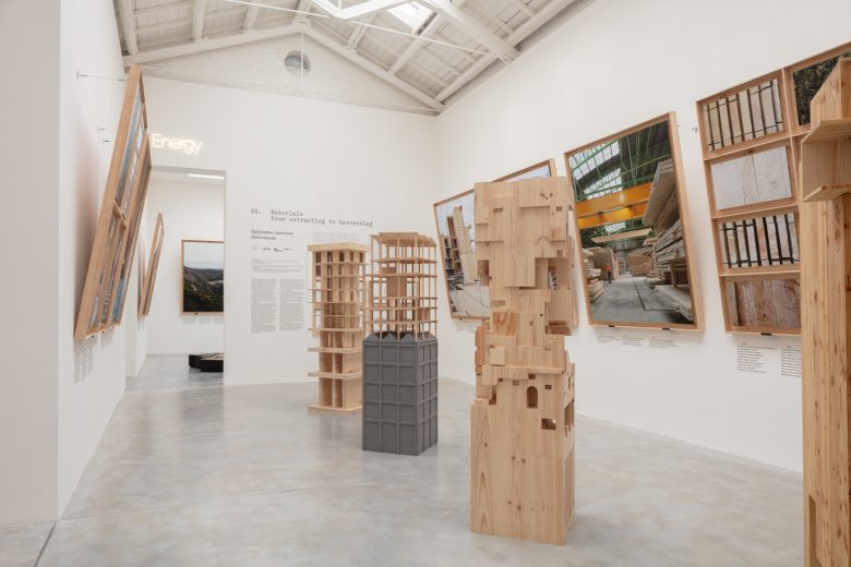 зал картины и объемные экспонаты Spanish Pavilion 2025