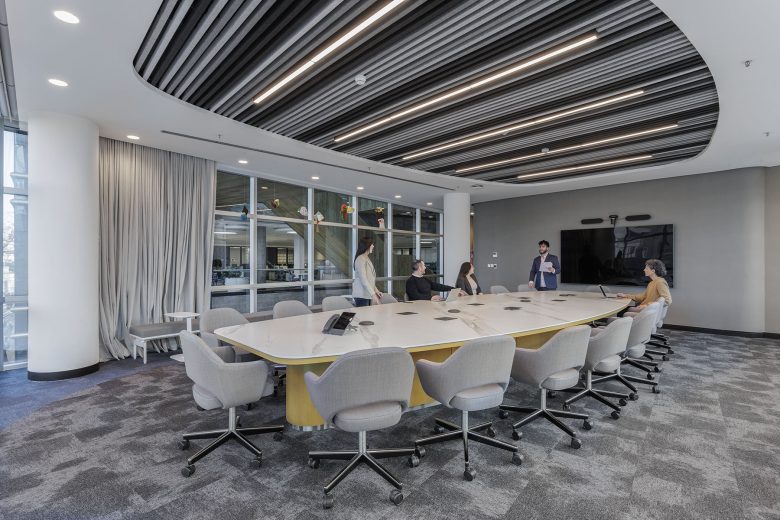 зал переговоров Supermayorista Vital большой стол