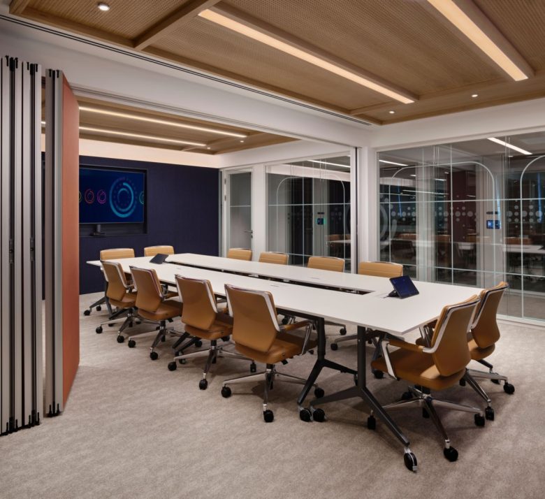 зал переговоров с большим столом Informa Offices