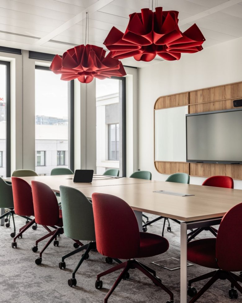 зал переговоров с красными стульями KRUK
