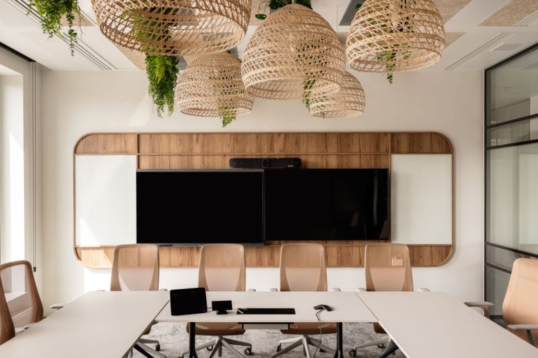 зал переговоров в бежевом черных тонах KRUK