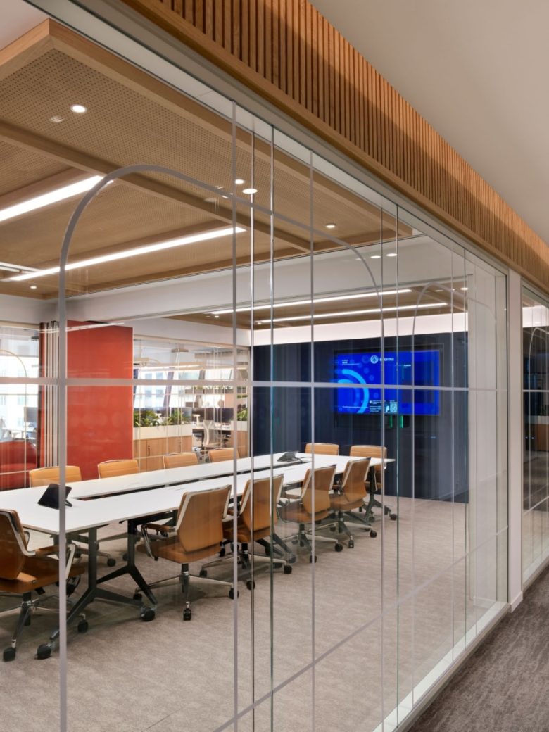 зал переговоров за стеклянной перегородкой Informa Offices