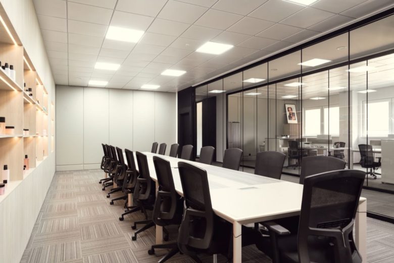 зал переговоров длинный стол Artup Interiors