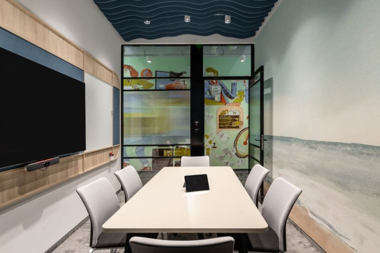 зал переговоров_в белых тонах KRUK