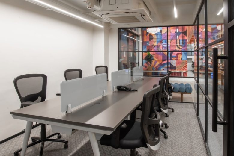 зал переговоров с экранами на столах Executive Zone