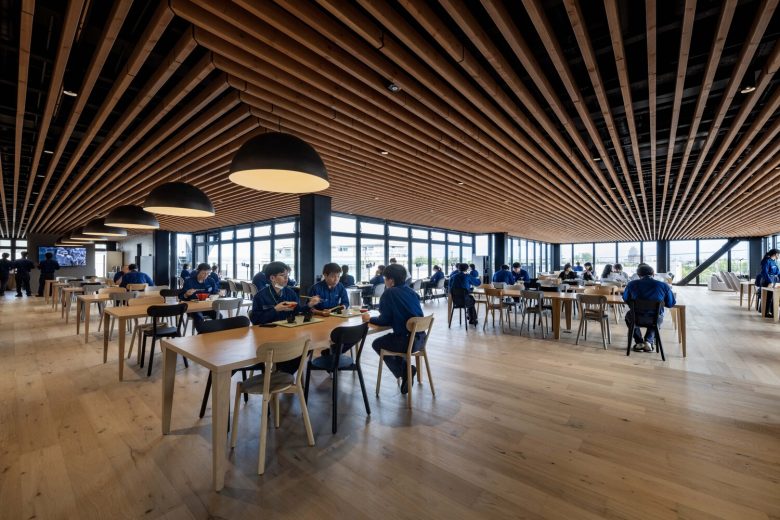 зал рабочего пространства со столами входная зона Juzen Chemical Corporation