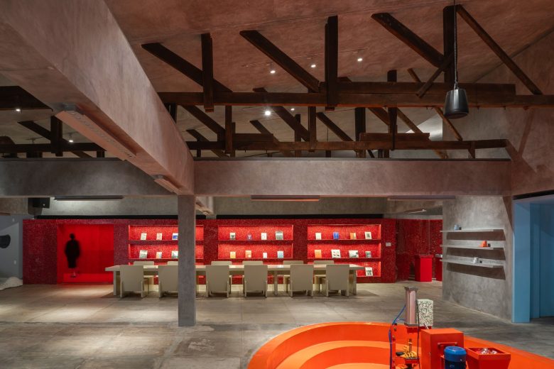 зал с длинным столом Space Available Jakarta Community Center