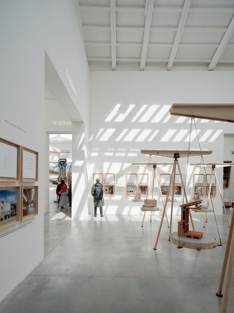 зал с картинами Spanish Pavilion 2025 вид сбоку