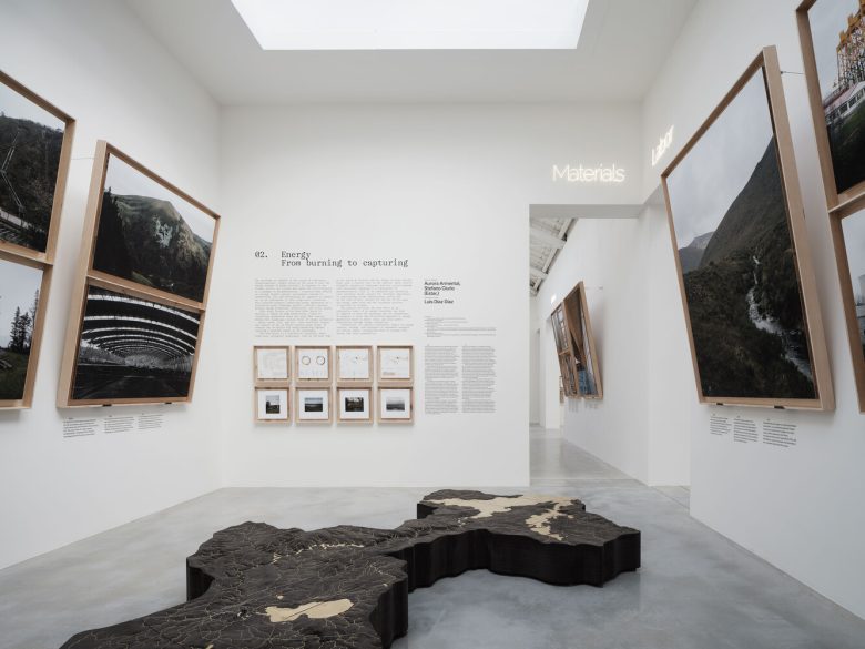 зал с картинами Spanish Pavilion 2025