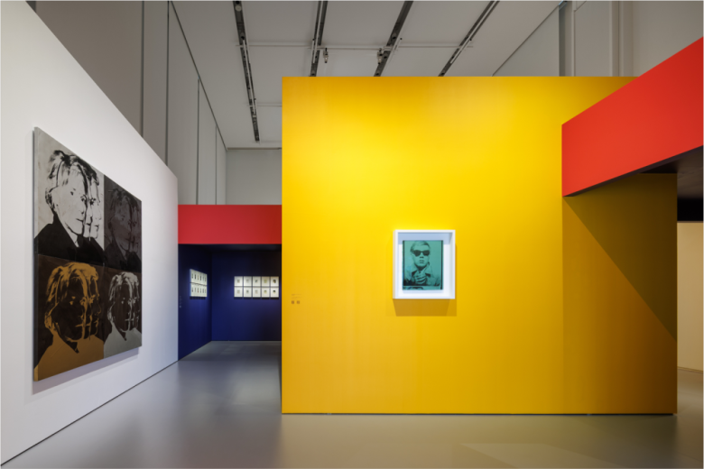 зал с картинами в Andy Warhol