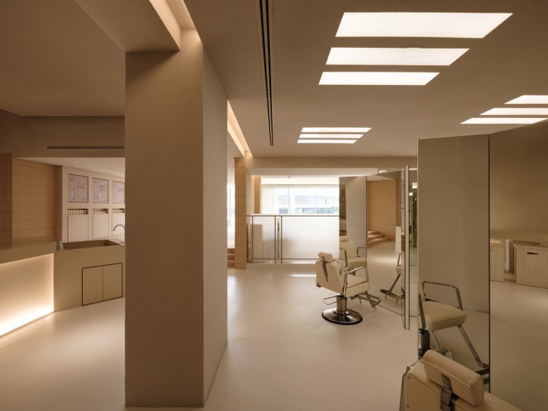 зал с креслами и зеркалами Cher’s Hair Saloon