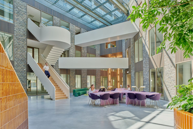 зал с лестницей 5TRACKS