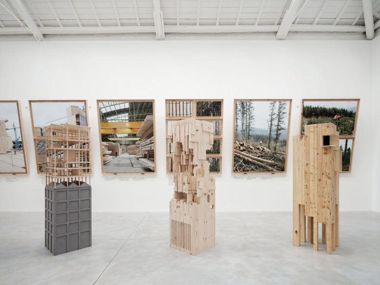 зал с объемными экспонатами Spanish Pavilion 2025