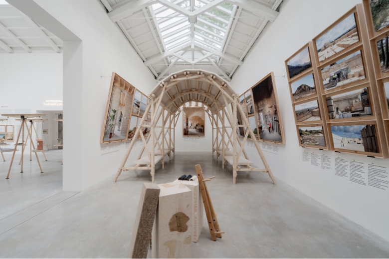 зал с объемными местами для отдыха Spanish Pavilion 2025