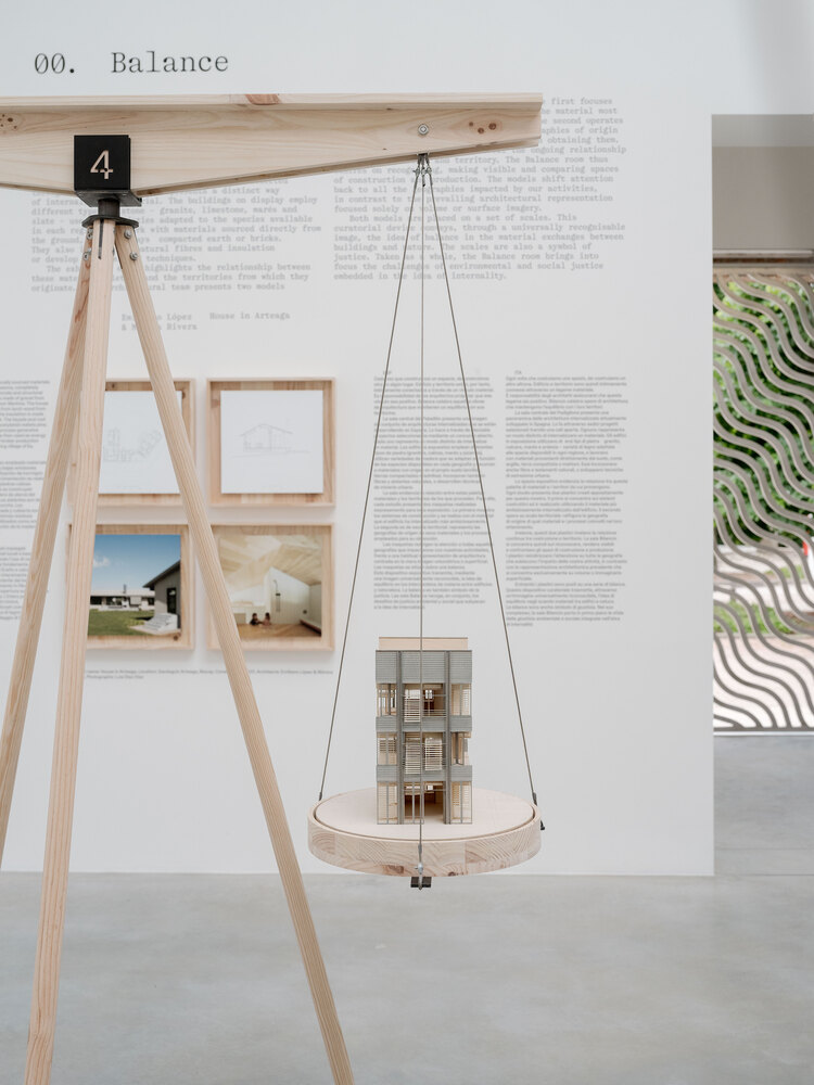 зал с подвесными полками Spanish Pavilion 2025 вблизи и стенд с информацией