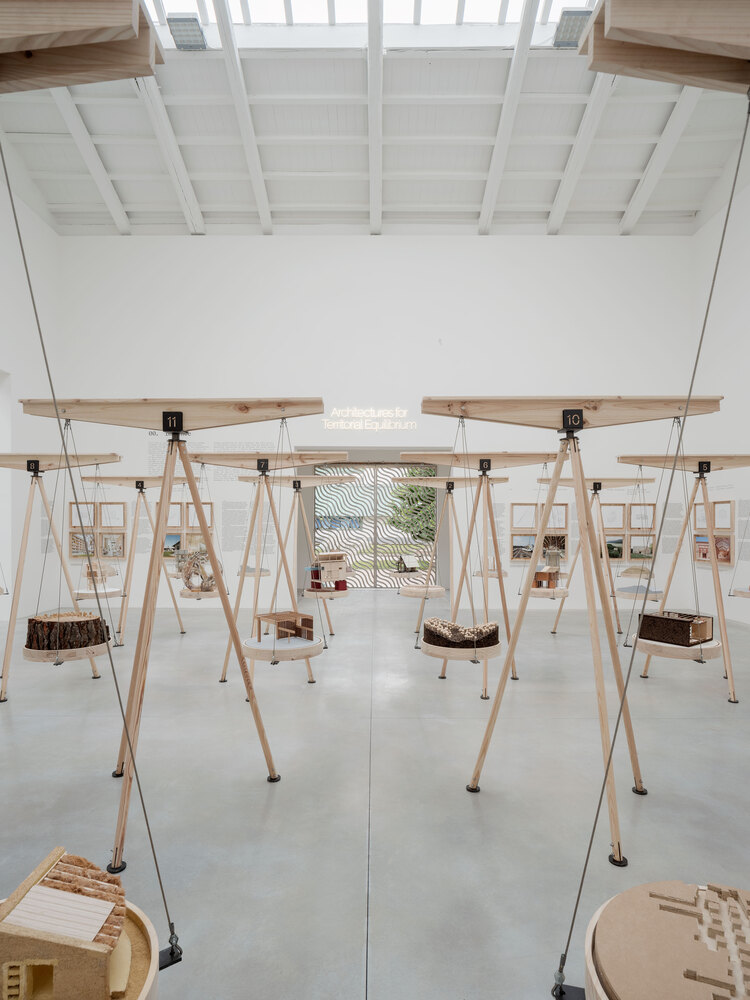 зал с подвесными полками Spanish Pavilion 2025 вблизи вид спереди