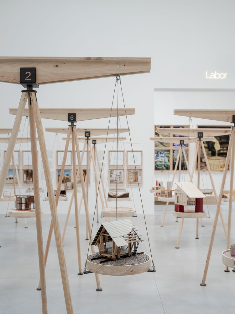 зал с подвесными полками Spanish Pavilion 2025 вблизи