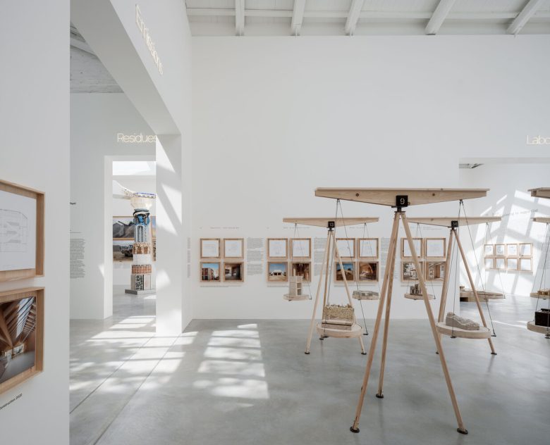 зал с подвесными полками Spanish Pavilion 2025 вид на выход