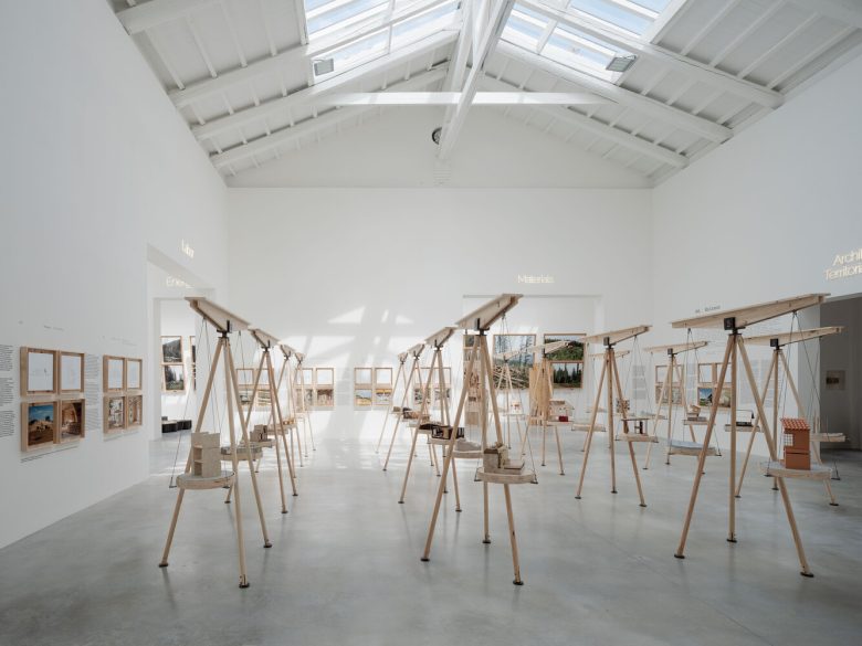 зал с подвесными полками Spanish Pavilion 2025 вид сбоку