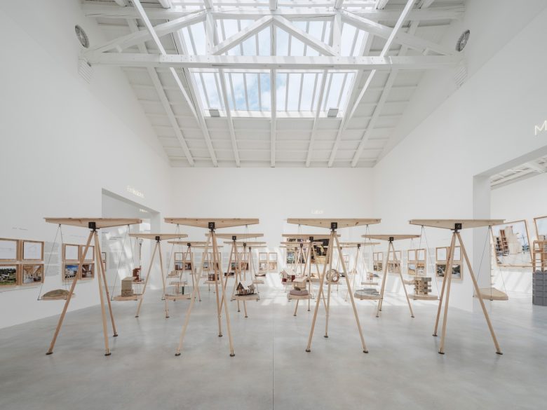 зал с подвесными полками Spanish Pavilion 2025