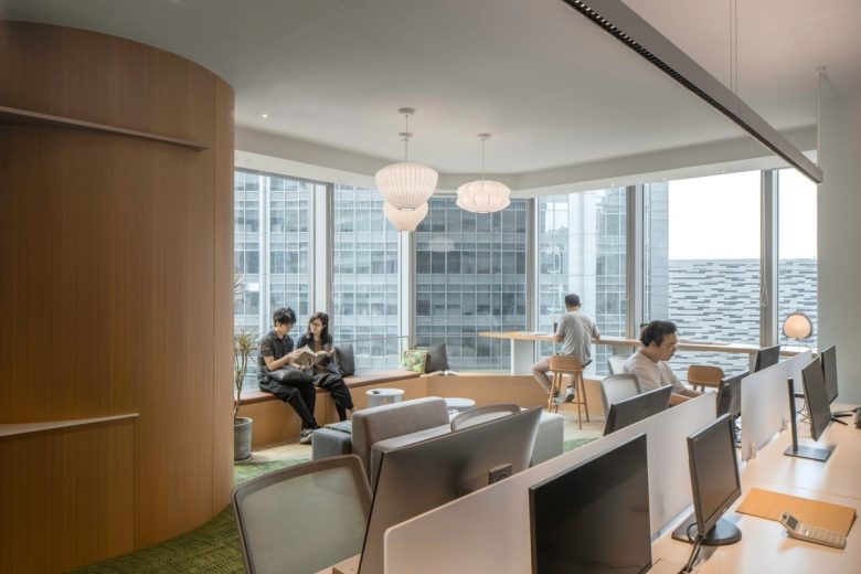 зал с рабочими местами за столами компании 3H Inc.