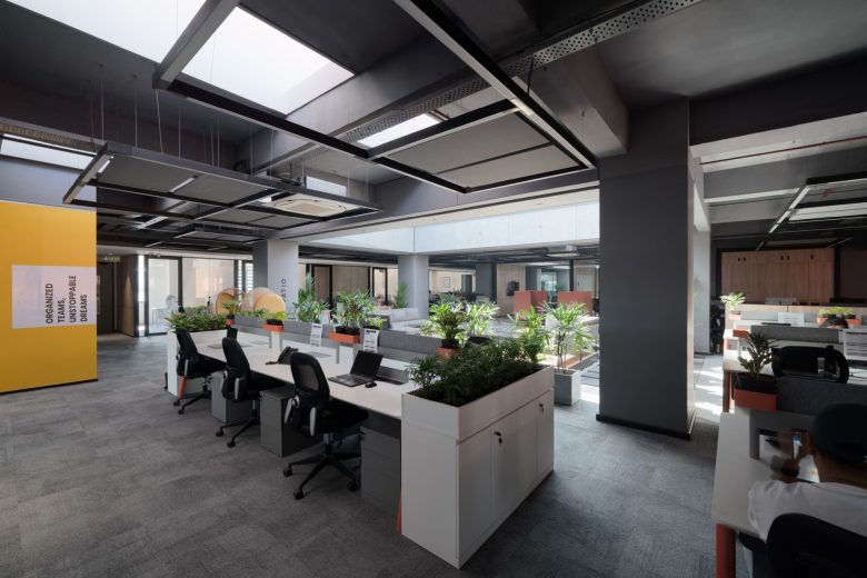 зал с рабочими местами FYBROS в Дели