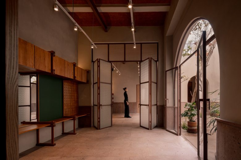 зал с раздвижными дверями LGBTQ+ Community Center Casa de Rubén