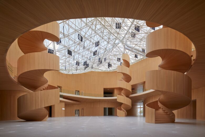 зал с винтовыми деревянными лестницами Healthcare Pavilion Nest for Reborn at Osaka Expo 2025