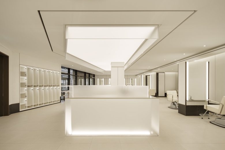 зал с витринами Junohair