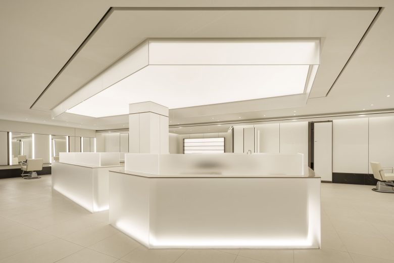 зал с витринами Junohair